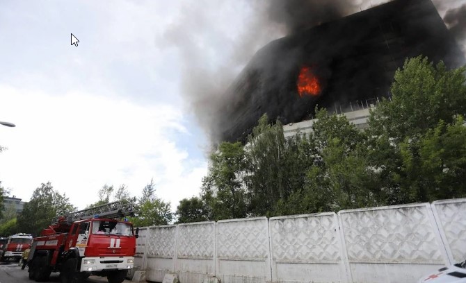 Punëtorët hidhen drejt vdekjes nga djegia e qendrës kërkimore të Moskës