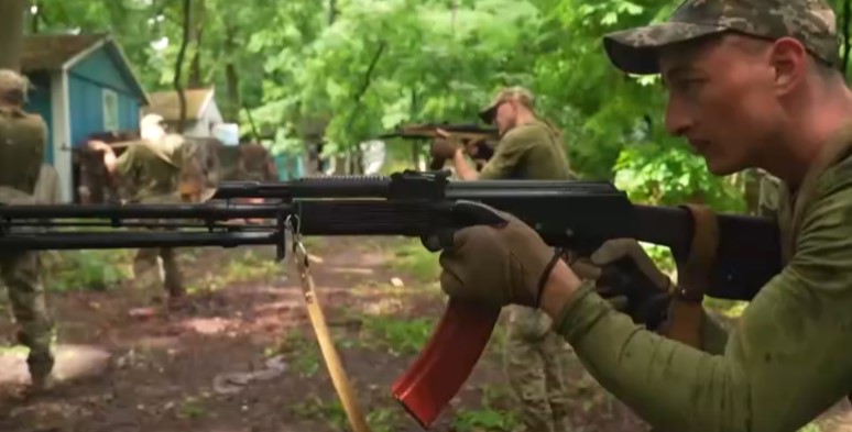 Ushtria ukrainase nis rekrutimin e të burgosurve, 3000 të regjistruar