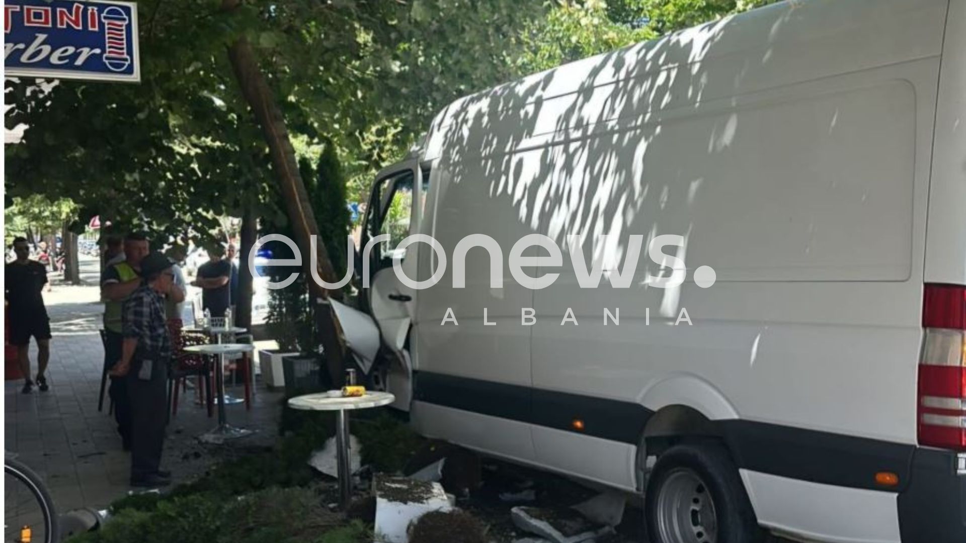 Furgoni humb kontrollin dhe përplaset me pemën në Pogradec, plagoset drejtuesi