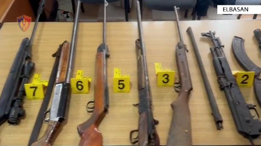 Arsenal armësh dhe municionesh në banesë, arrestohet 65-vjeçari, procedohet vëllai