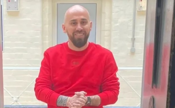 The Sun: Vrasësi shqiptar përdor TikTok në burg për para, Kozaku i premtoi 2 mijë €
