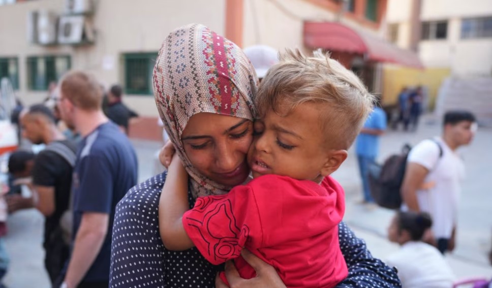 Izraeli lejon evakuimin e dhjetëra palestinezëve të sëmurë e të plagosur në Gaza