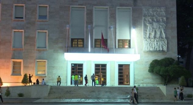 45-vjeçari godet me gurë Kryeministrinë gjatë natës, arrestohet nga Policia