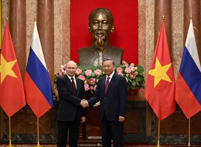 Pas Koresë së Veriut, Putin viziton Vietnamin