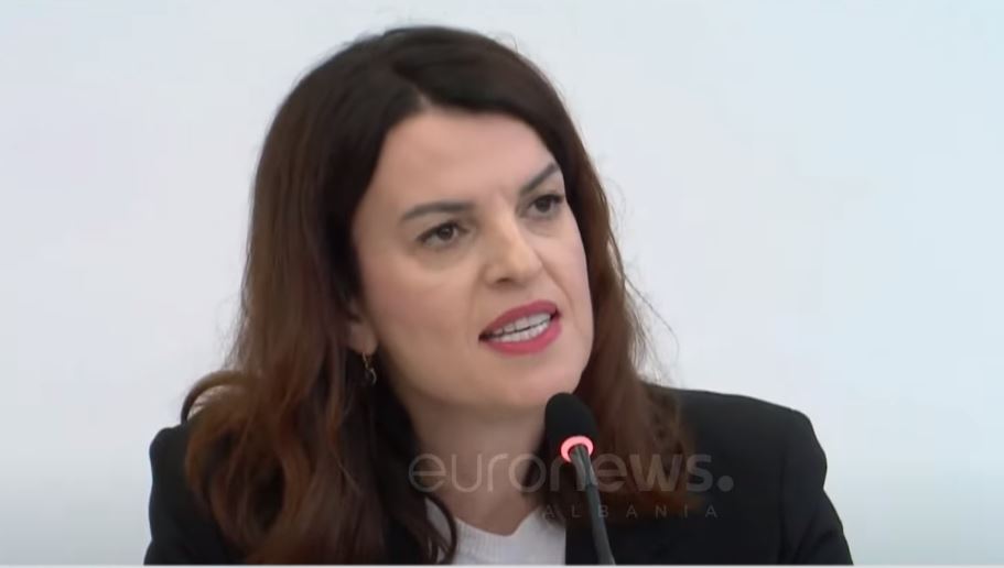 Ministrja Koçiu-shefave të QSUT: Mjekët që punojnë në privat do marrin leje