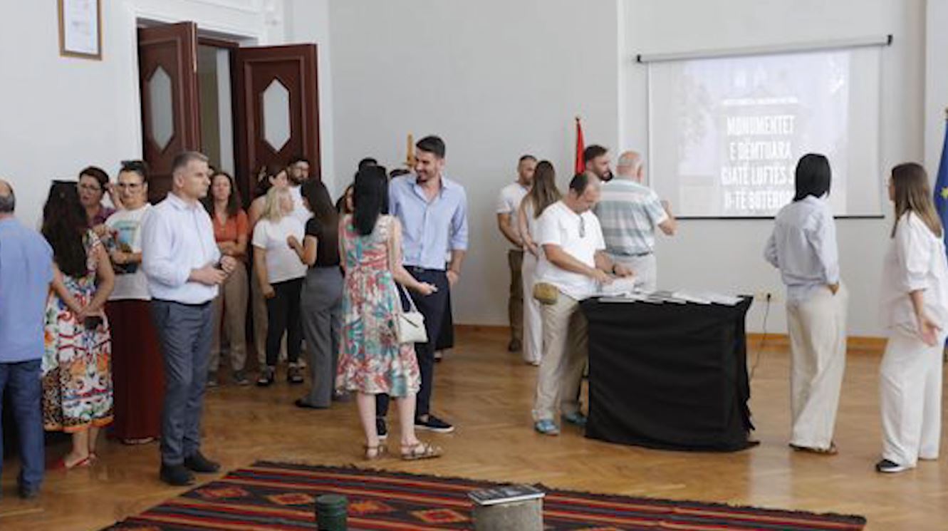 “Monumentet e dëmtuara gjatë Luftës së Dytë Botërore”, hapet ekspozita në Tiranë