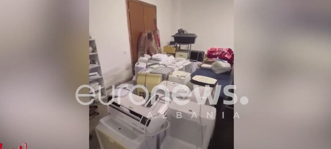VIDEO|Bokse për muzikë, frigoriferë e kondicionerë, çfarë u gjet në burgun e Peqinit