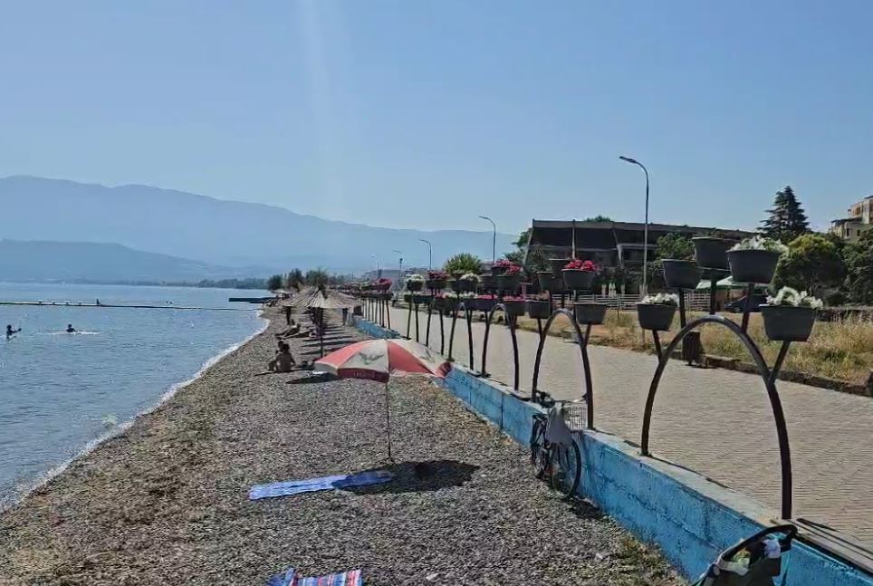 Gruaja tenton t’i japë fund jetës në liqenin e Pogradecit, shpëtohet nga pushuesit