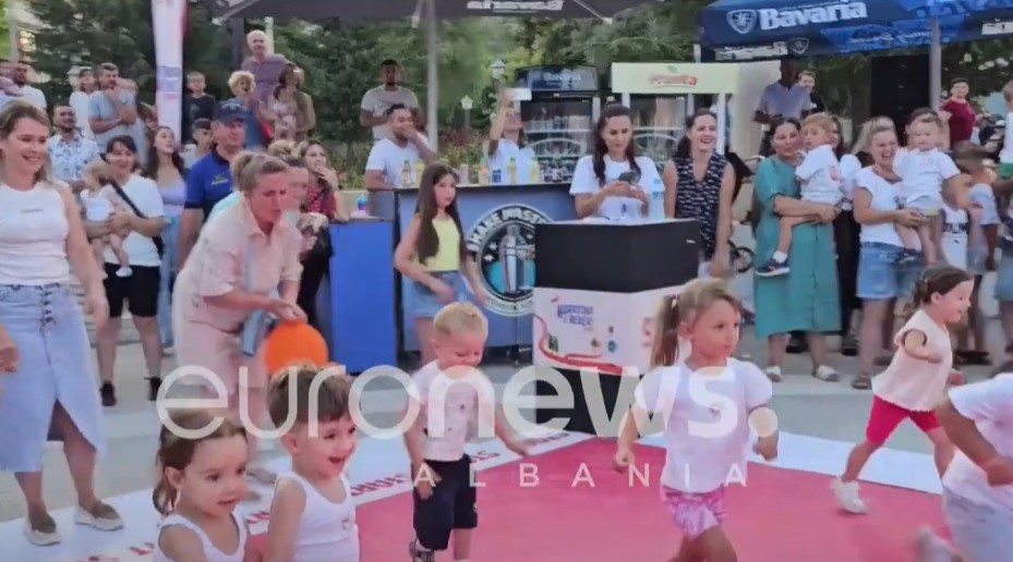 “Maratona e bebave” në Pogradec, fëmijë nga 6-24 muaj marrin pjesë në tre gara