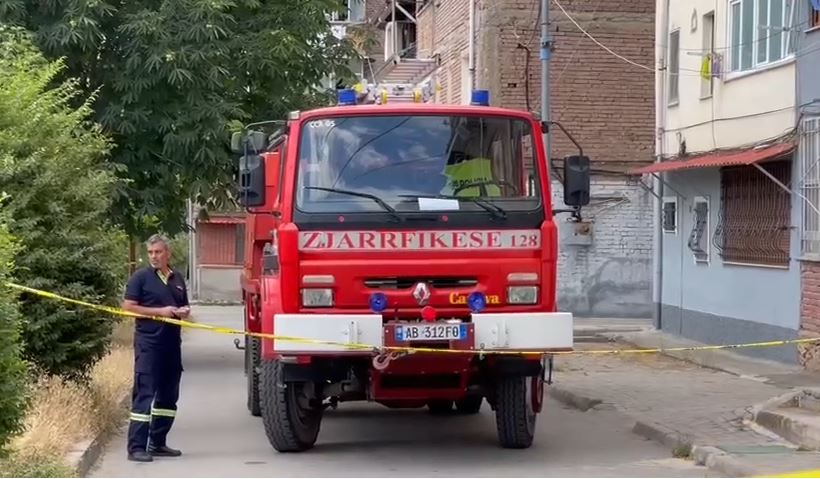 Zbardhet ngjarja në Korçë, gruaja i vuri flakën vetes para se të hidhej nga ballkoni
