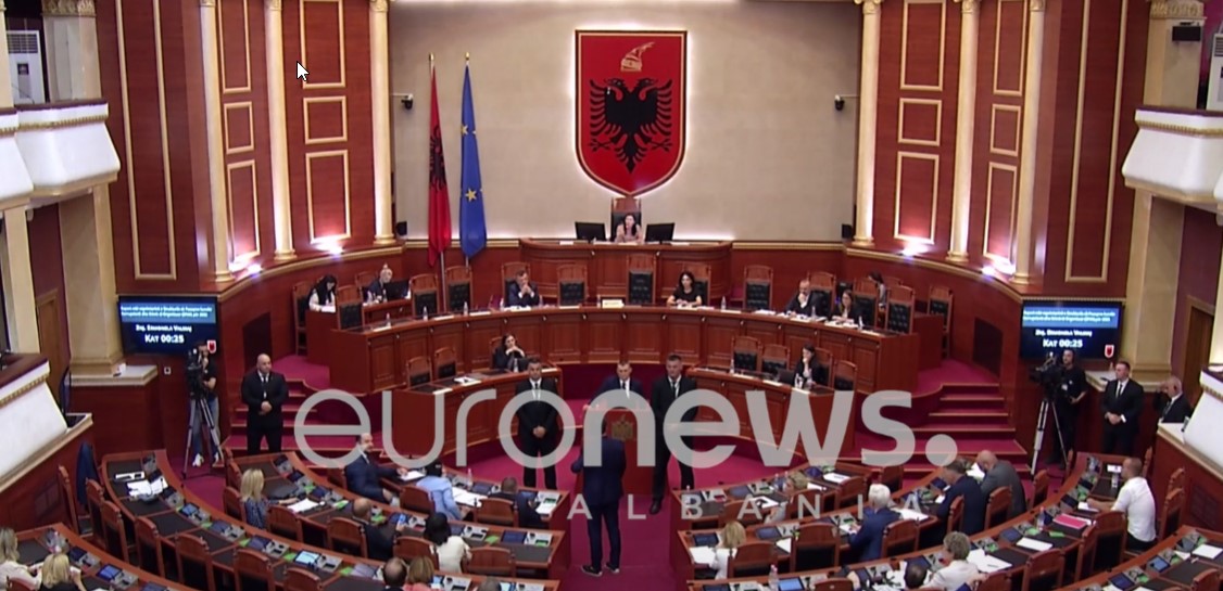 Tensione të forta në Kuvend, deputetët e PD “rrethojnë” kreun e SPAK