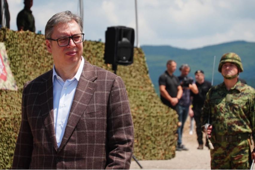 “Bayraktarët e Kosovës po na vëzhgojnë”- Vuçiç merr pjesë në stërvitjen ushtarake