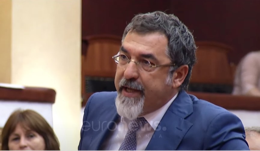 Tensione në Kuvend/ Çuçi: Pas verifikimeve, Kryeministri e hoqi këshilltarin rumun