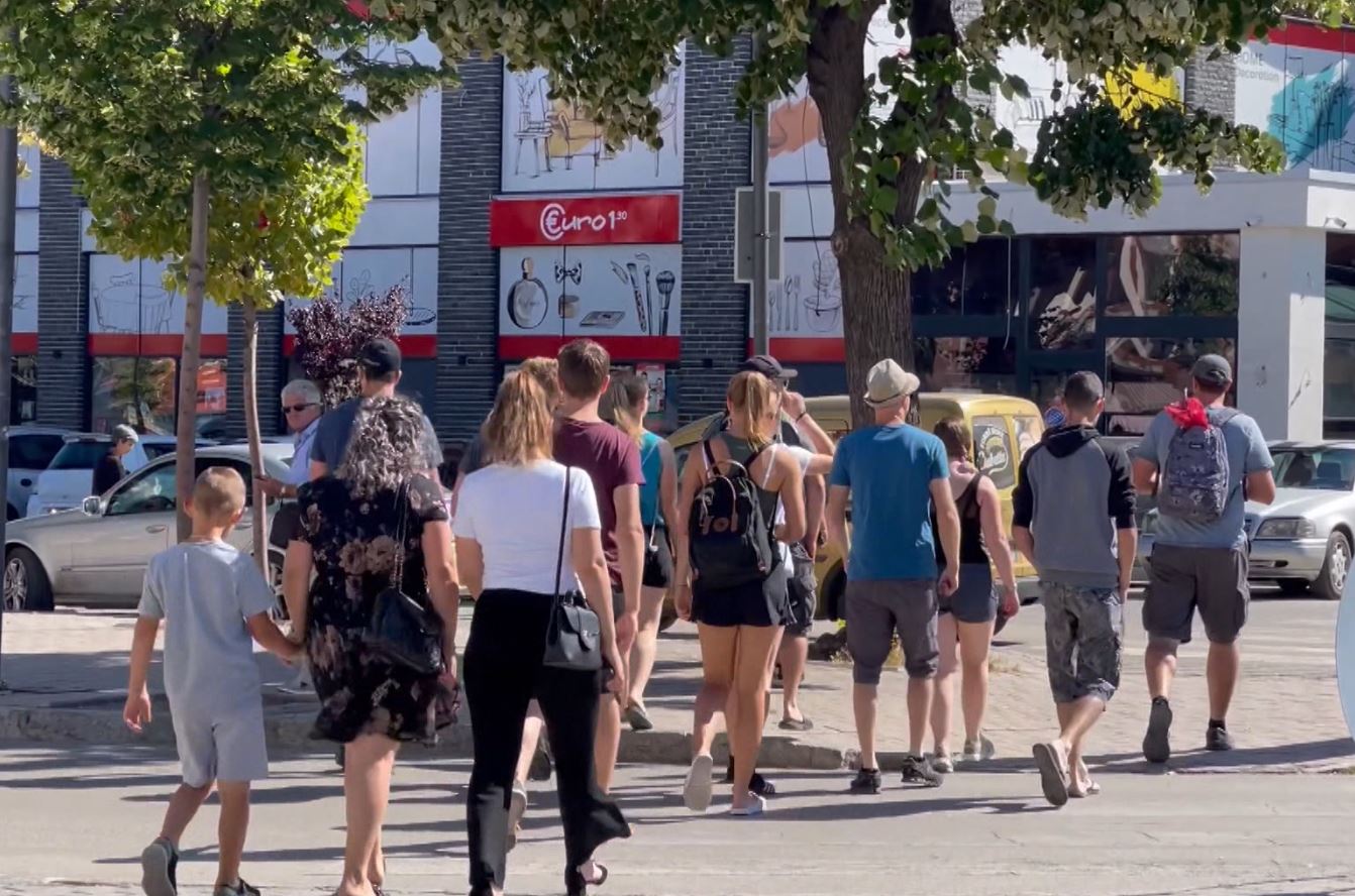 Turistë “kopracë” në Shqipëri, tur operatorët: Preferojnë të shpenzojnë pak