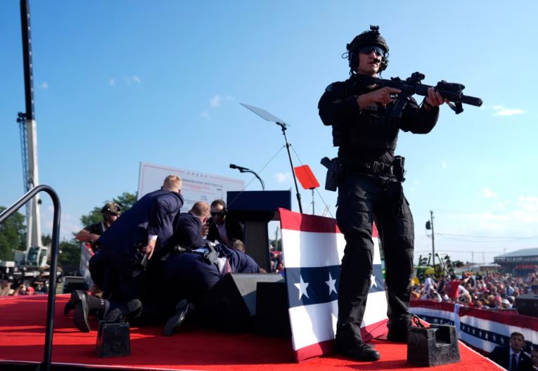 VIDEO| Momenti kur qëllohet me armë ndaj Trump, ish-presidenti i gjakosur
