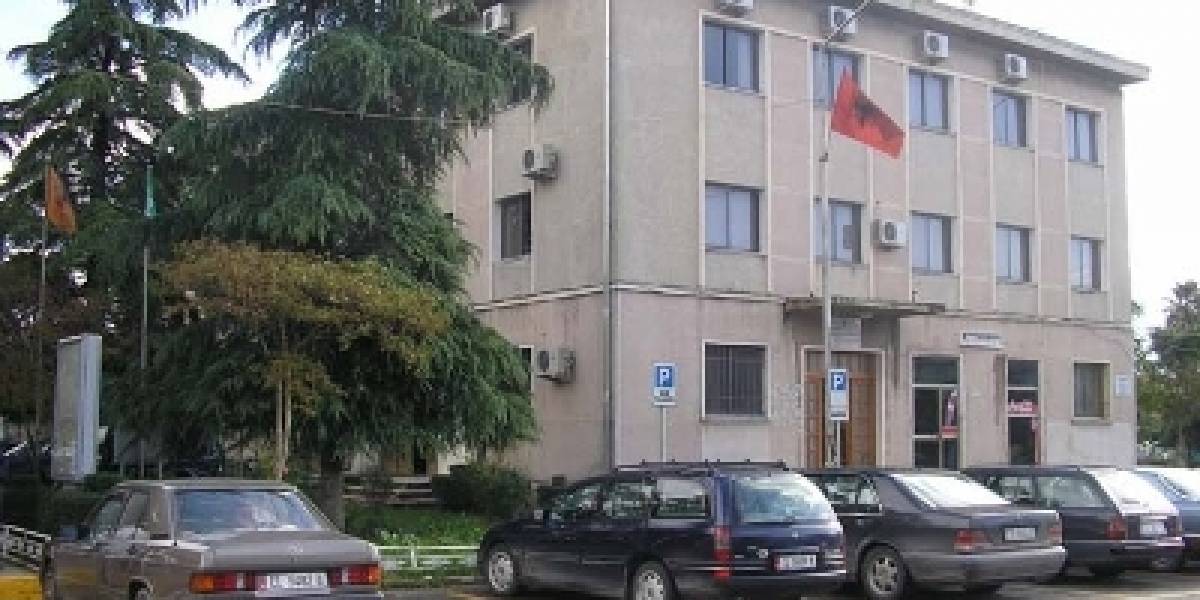 Përplasje në Këshillin Bashkiak Elbasan, qytetarët protestë kundër çmimit të ujit