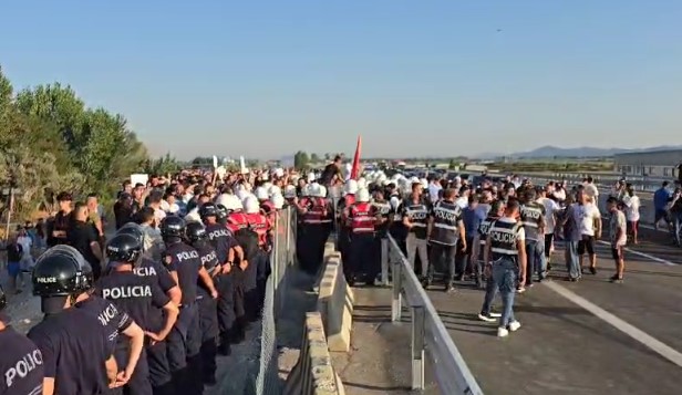 Bllokohet sërish aksi Thumanë-Kashar, banorët përplasen me policinë
