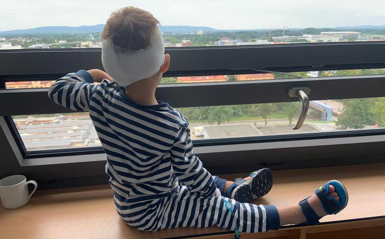 “Fëmijën kur s’dëgjon e quajnë buadalla, edhe tim bir”- Beteja për implantin koklear
