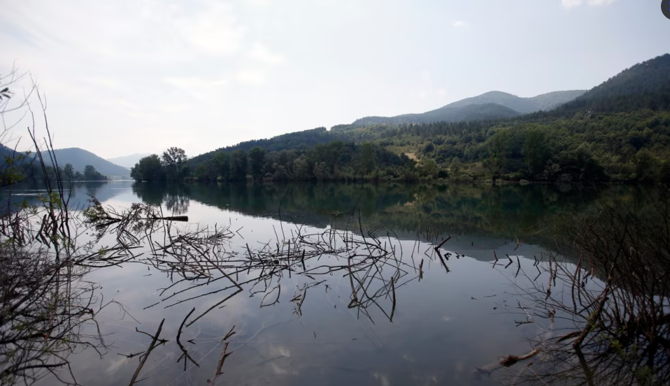 Fundoset një anije me emigrantë në lumin Drina, po kërkohen edhe 7 persona