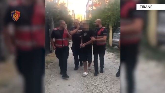 Plagoset me thikë 34-vjeçari në Tiranë, në pranga një i ri