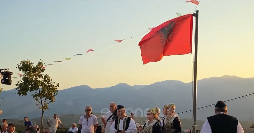 Historia afron turistët në Gjirokastër, të huajt interes për dëshmitë e vjetra