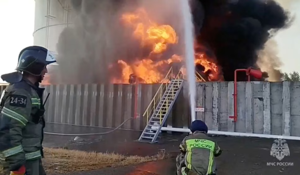 Sulme me dronë në Rusi, shpërthejnë depot e naftës