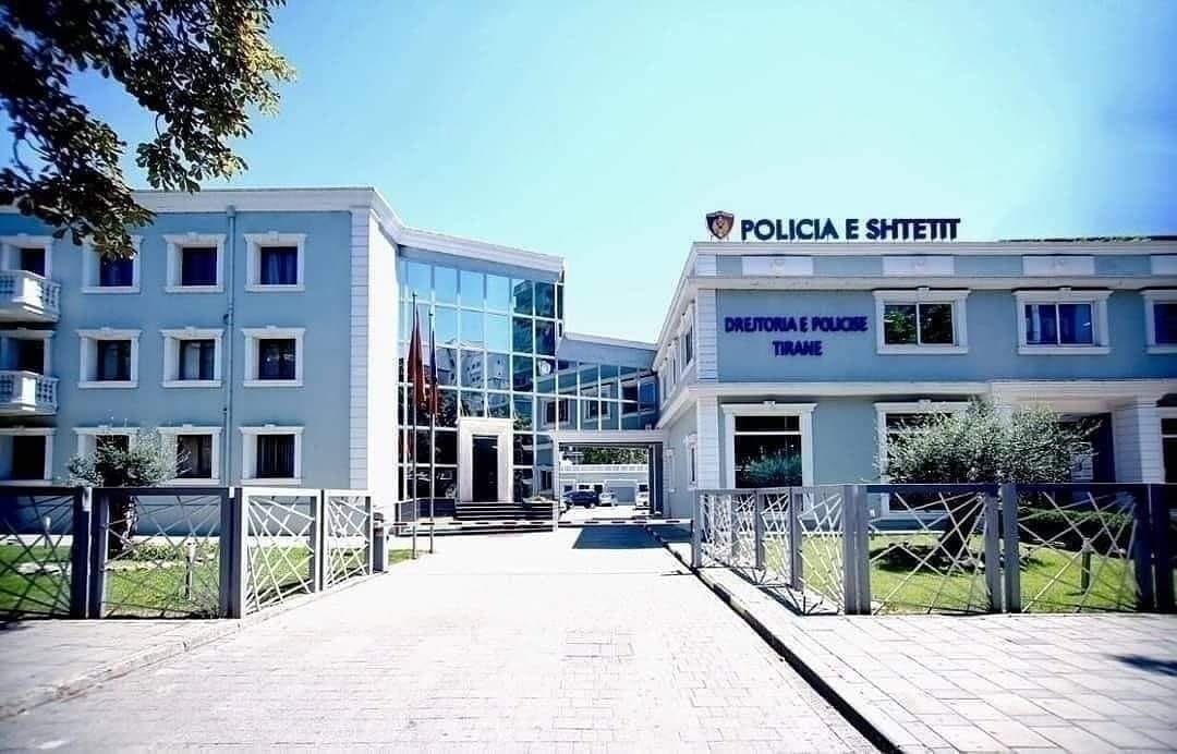 I vodhën celularët një turisti në sheshin “Skënderbej”, arrestohet 2 autorët