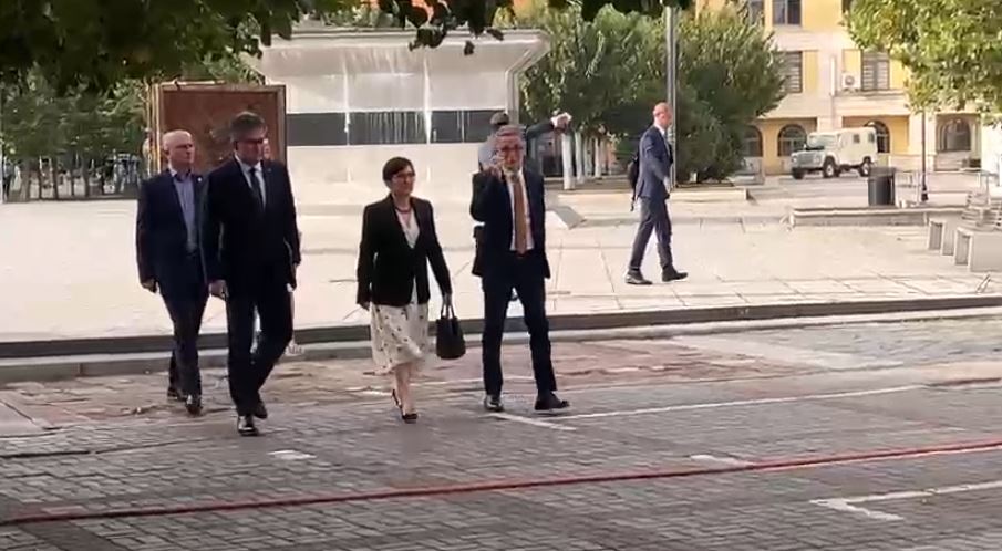 Rinisja e dialogut Kosovë-Serbi, Lajçak mbërrin në Prishtinë
