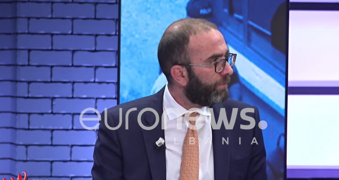 Çfarë e detyroi Bardhin ta ulë Bashën në fund të sallës në Kuvend? Ja si përgjigjet