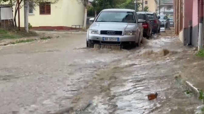 Reshje shiu, breshër e stuhi në Bilisht, probleme në qarkullimin e mjeteve