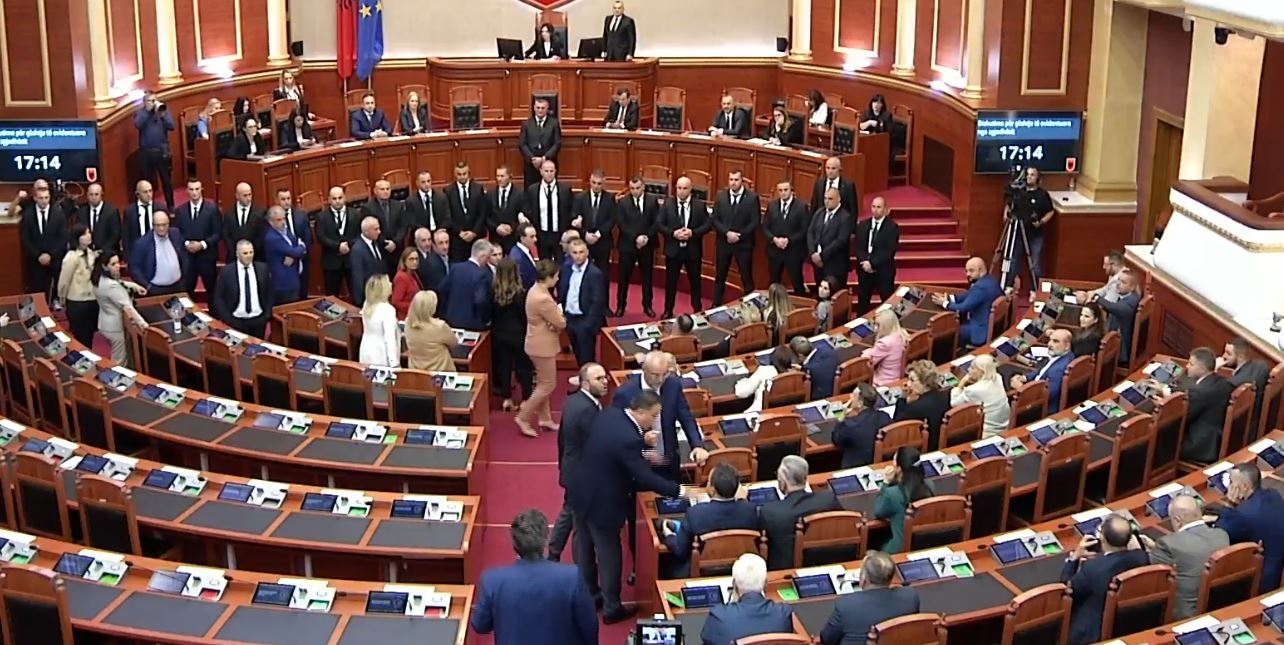 VIDEO| Nga djegia e karrigeve te deklaratat e forta, çfarë ndodhi në seancën plenare