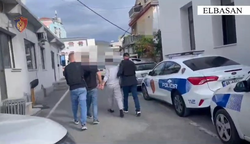Elbasan| Qarkullonin të armatosur me kallashnikov, arrestohen 2 shtetas