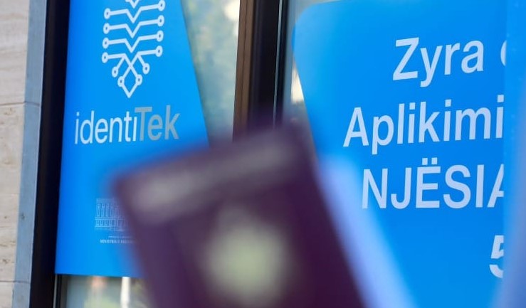 Ndryshojnë rregullat për pajisjen e shqiptarëve jashtë vendit me pasaportë dhe ID