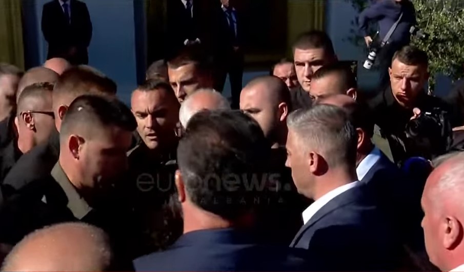“Merruni me Shkodrën”- Tensione në Kuvend, deputetët e opozitës përplasen me Gardën