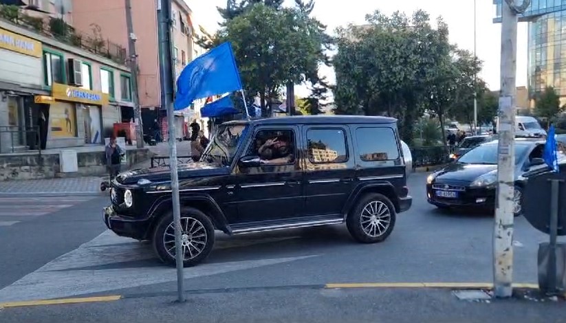 “Para Laçi” – Me flamujt e PD në makina, protestuesit nga rrethet mblidhen në Tiranë