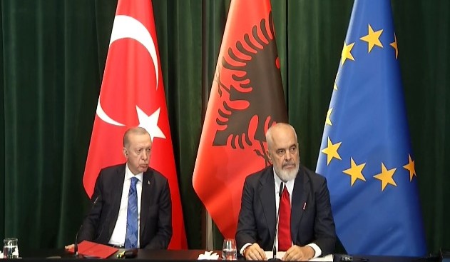 Erdogan në Tiranë: Morëm vendime për luftë të përbashkët kundër FETO