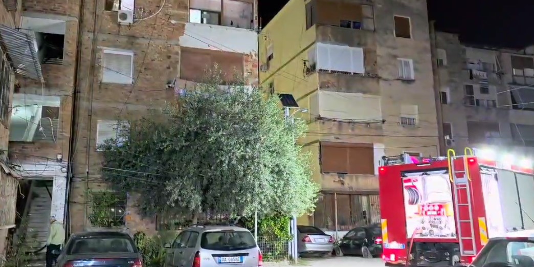 Përfshihet nga flakët apartamenti në Fier