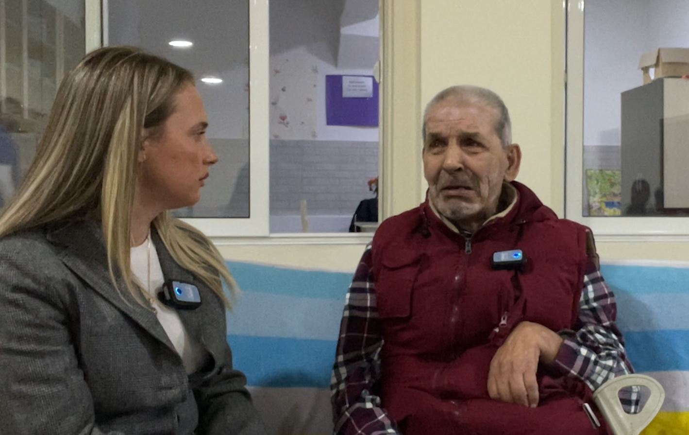 Bardhyl Zabzuni në shtëpinë e të moshuarve në Elbasan