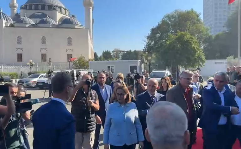 Gonzato mbërrin në parlament! Deputetët e PD ndalin protestën, i hapin rrugën