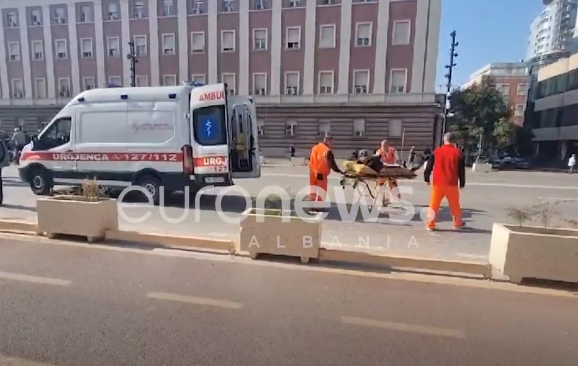 Po protestonte te Kryeministria, pensionisti ndihet keq: E marrin me ambulancë