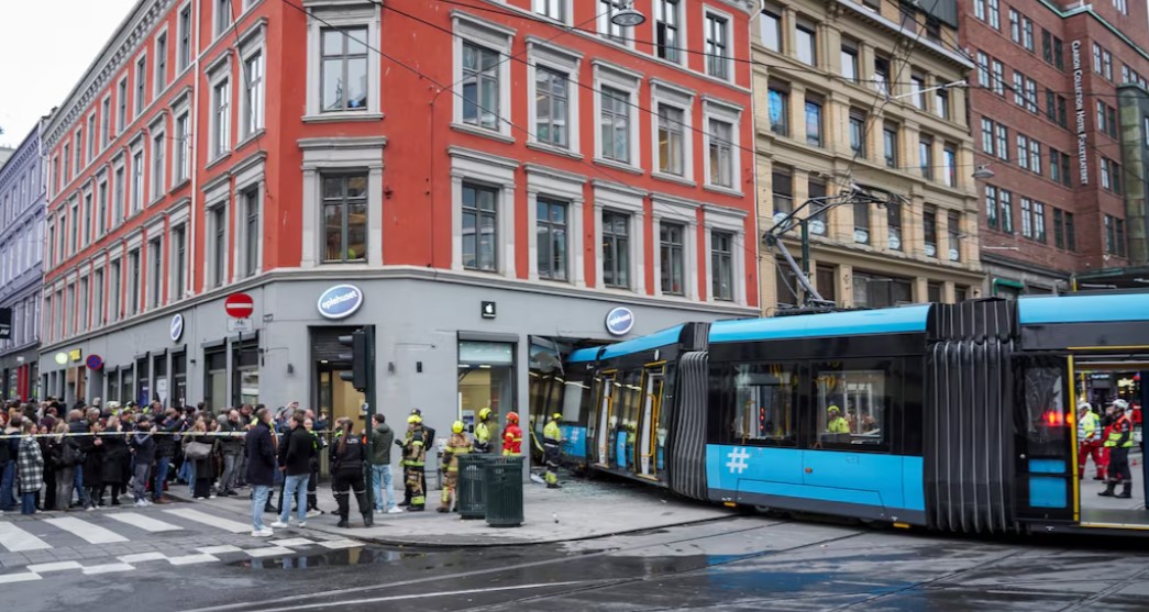 Tramvaji hyn brenda dyqanit në qendër të Oslos  plagosen 4 persona