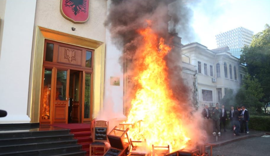 Kallëzimi për djegien e karrigeve në Kuvend, SPAK merr vendimin për deputetët e PD