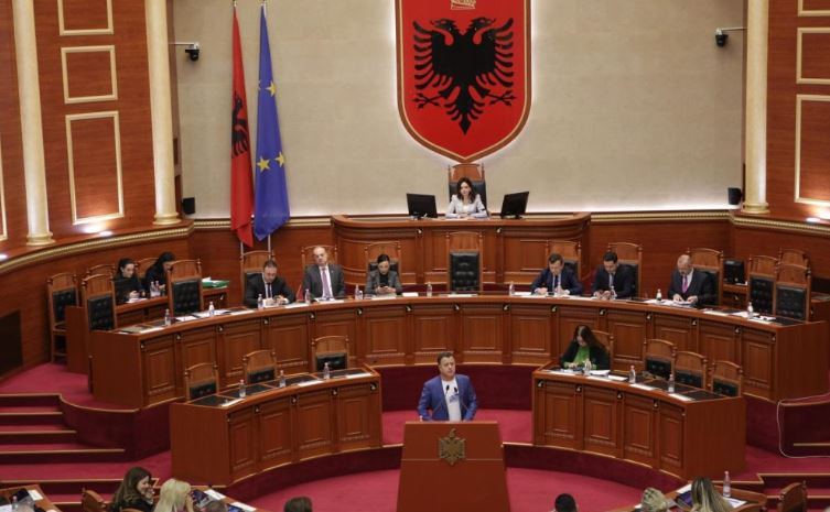 “Kemi ardhur t’ju çjerrim maskën”, Noka në Kuvend: Nuk kemi ndërmend të ulemi me ju