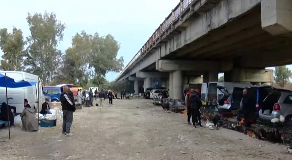 “Nuk ka kushte”/ Treg “mesjetar” në Vlorë, ankohen tregtarët dhe blerësit