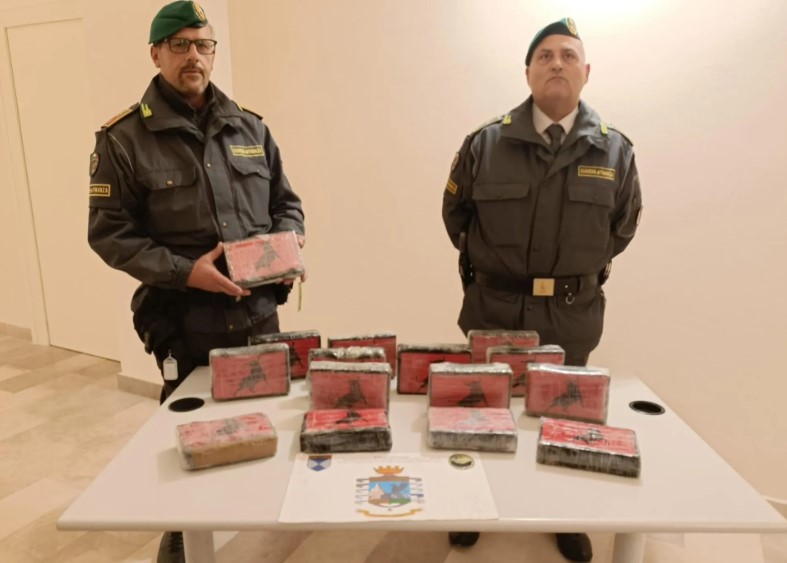 Policia i gjen 17 kg kokainë në makinë, arrestohet korrieri shqiptar në Leçe