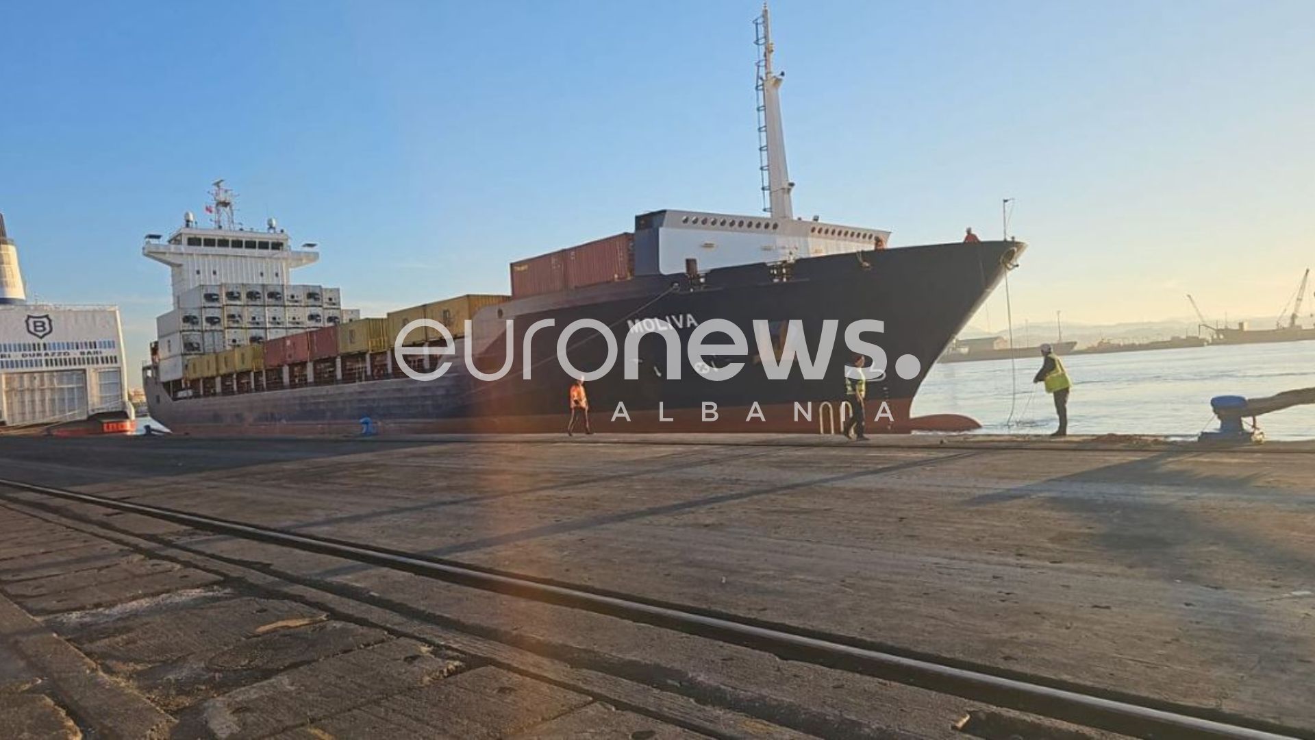 Anija me 102 kontejnerë me mbetje futet në portin e Durrësit