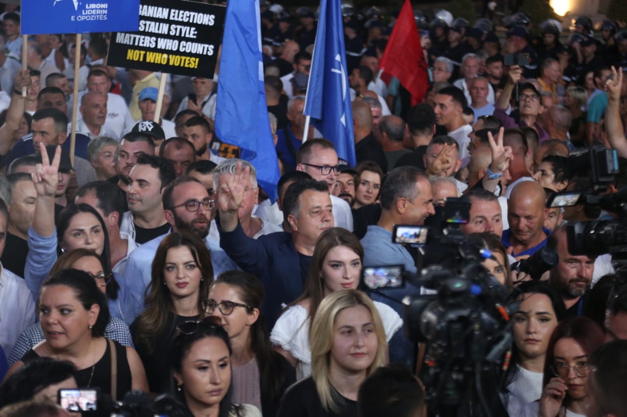 Berisha mbledh drejtuesit e qarqeve, zbardhen skenarët e protestës së opozitës