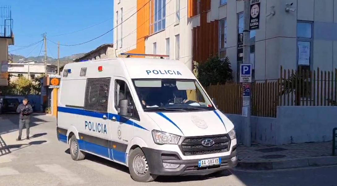U arrestuan për korrupsion, dalin para gjykatës 6 pedagogët e Elbasanit