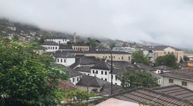 Reshje intensive shiu në Gjirokastër, disa fshatra pa energji elektrike