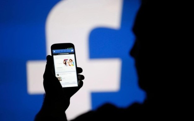 E mashtroi në Facebook, gruaja nga Pogradeci i merr 9 mijë euro 35-vjeçarit